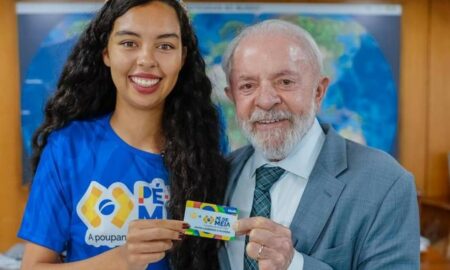 Presidente Lula entregou o cartão do Pé-de-Meia para a beneficiária Joyce Lourenço. Foto:​ Ricardo Stuckert