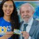 Presidente Lula entregou o cartão do Pé-de-Meia para a beneficiária Joyce Lourenço. Foto:​ Ricardo Stuckert