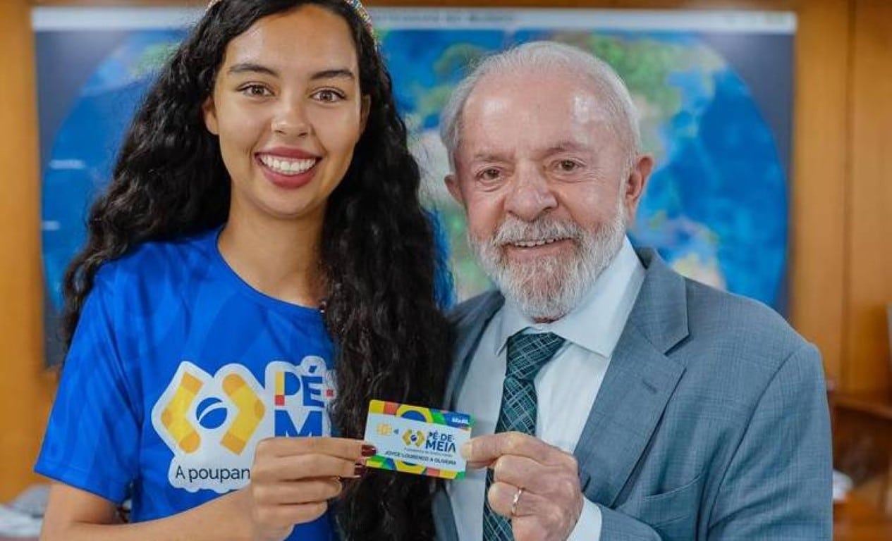 Presidente Lula entregou o cartão do Pé-de-Meia para a beneficiária Joyce Lourenço. Foto:​ Ricardo Stuckert