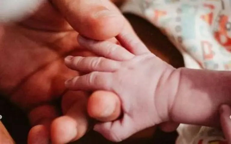 MC Daniel segundo a mão de seu primeiro filho Rás