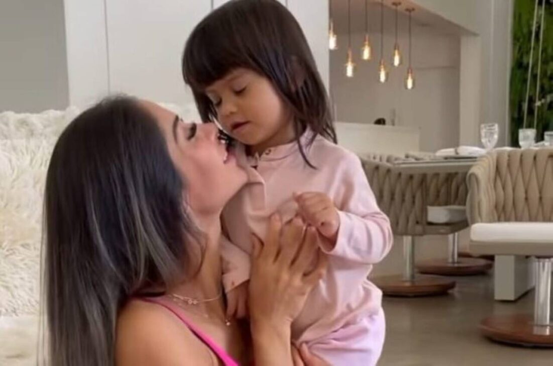 Maíra Cardi e filha