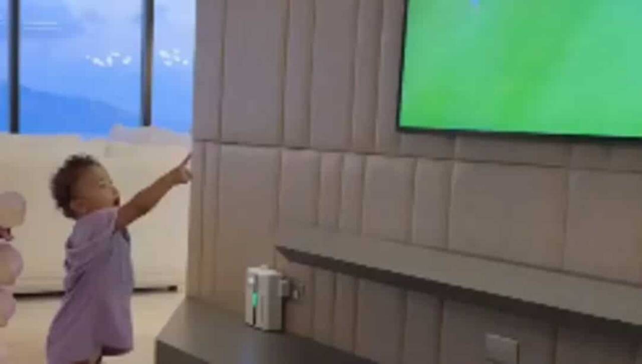 Neymar marca gol olímpico e filha Mavie comemora diante da TV: vídeo viraliza nas redes