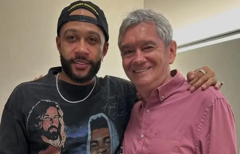 Memphis Depay e Serginho Groisman nos bastidores do Altas Horas