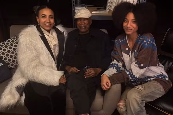 Milton Nascimento ladeado por Esperanza Spalding e Willow Smith