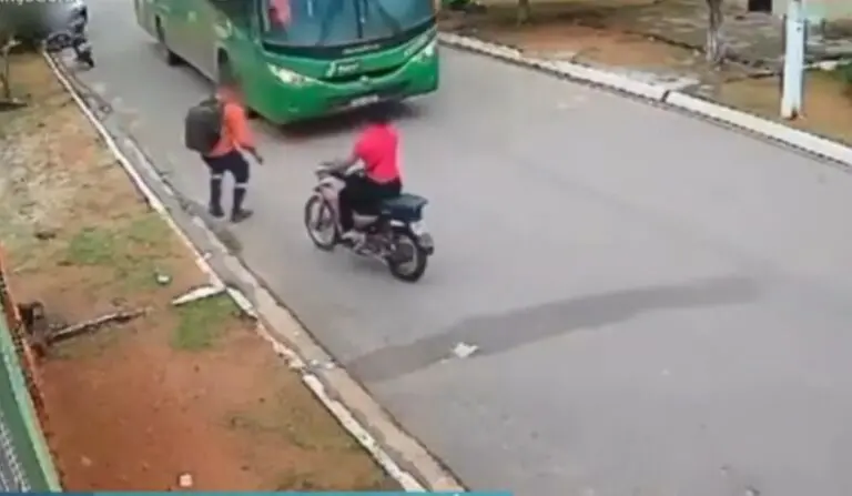 Mulher tenta atropelar ex-marido com moto