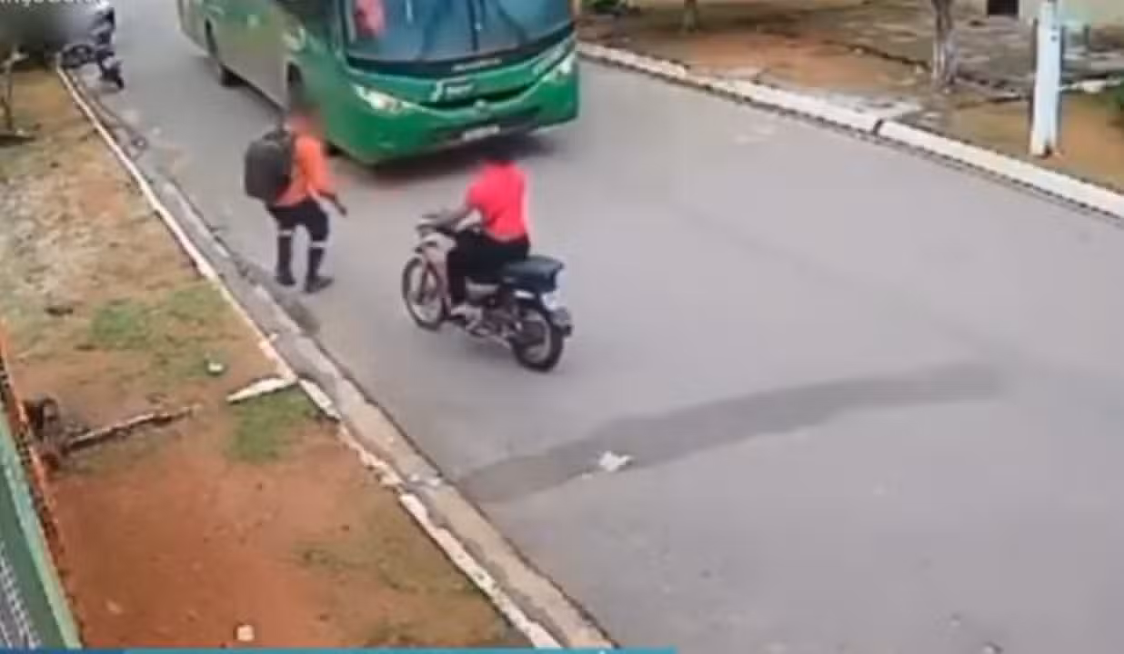 Mulher tenta atropelar ex-marido com moto