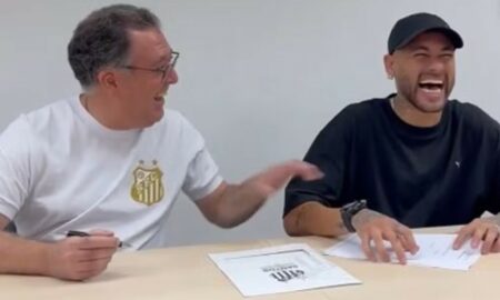 Neymar assina com o Santos