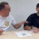 Neymar assina com o Santos