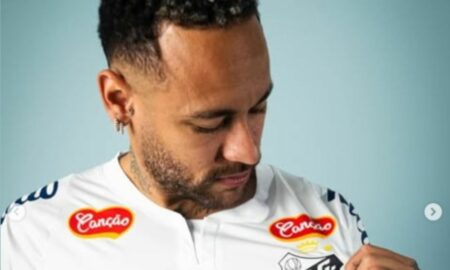 Neymar com a camisa do Santos