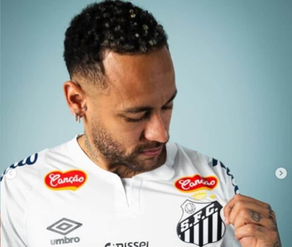 Neymar com a camisa do Santos