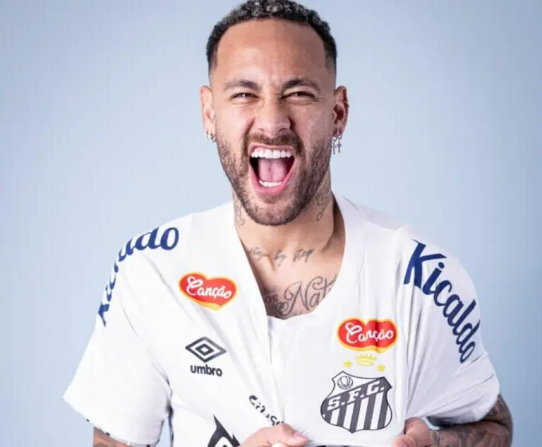 Neymar com a camisa do santos