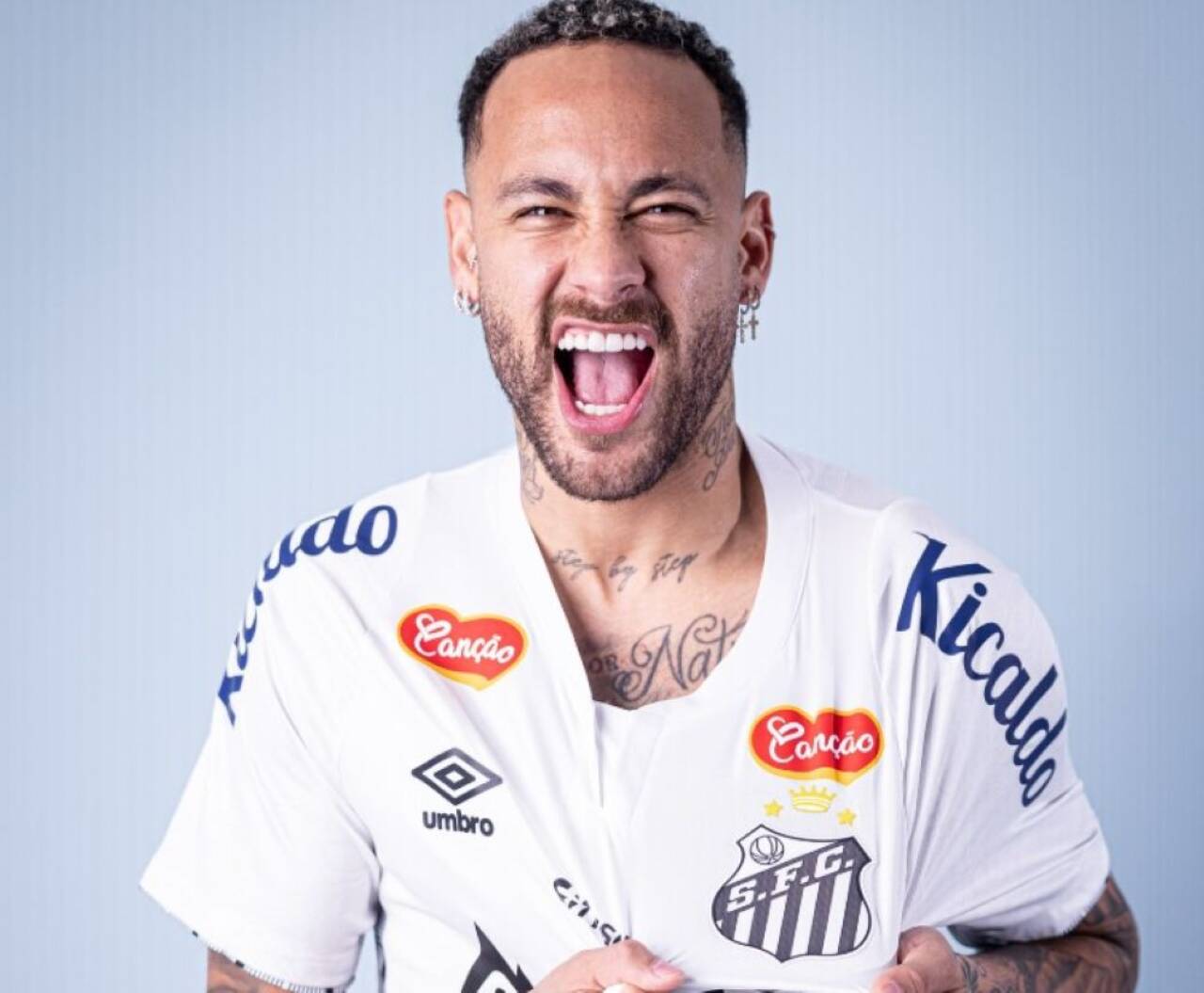 Neymar com a camisa do santos