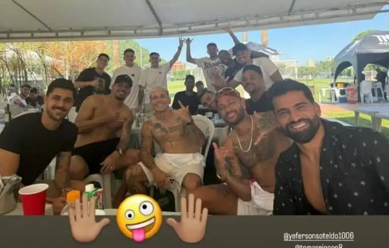 Neymar com o elenco do Santos no CT