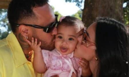 Neymar e Bruna Biancardi beijando Mavie