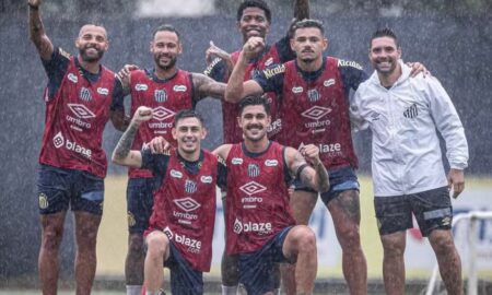 Neymar em rachão com o elenco do Santos no CT