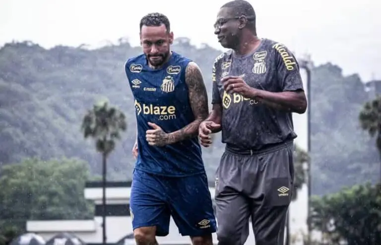 Neymar no gramado do CT Rei Pelé