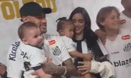 Neymar com os filhos