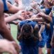 Neymar recebe trote do elenco do Santos no CT