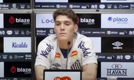 O argentino Benjamin Rollheiser durante sua apresentação pelo Santos
