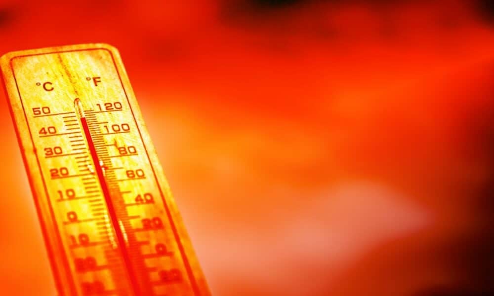 Calor extremo fecha escolas no Reino Unido e atrasa trens após enchentes em Londres