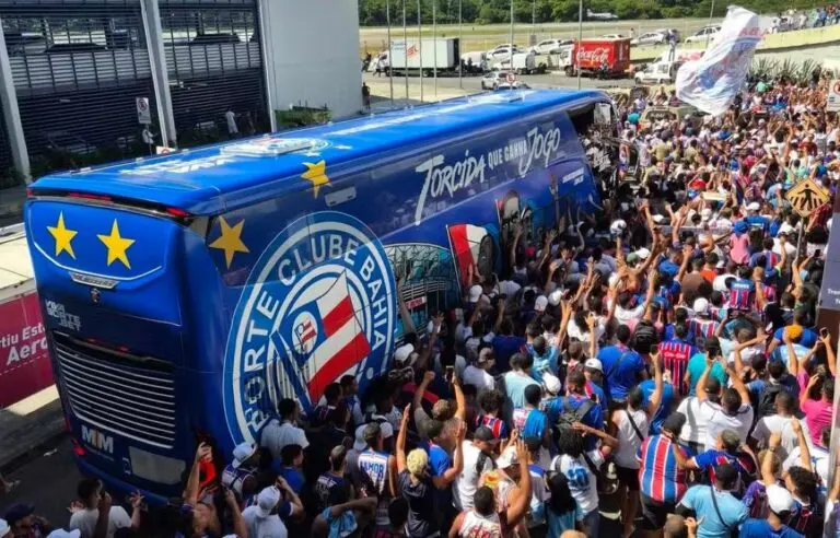 Ônibus do Bahia na chegada para embarque do time