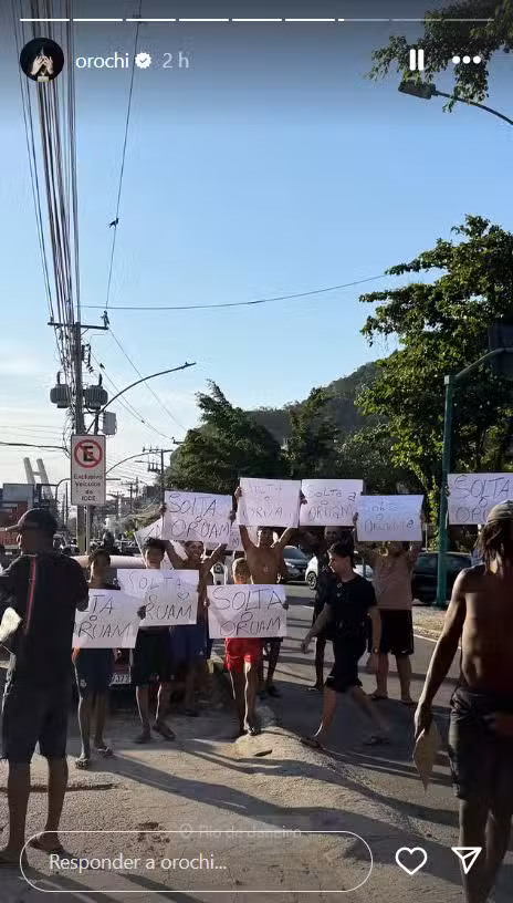 Orochi mostrando fãs pedindo soltura de Oruam