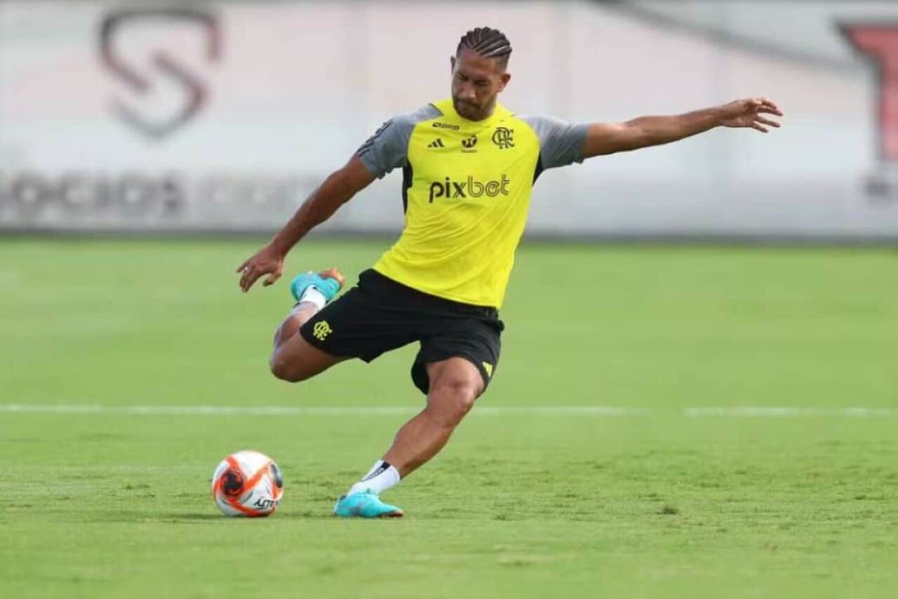 Flamengo acelera negociações na última semana da janela e busca definir saídas de afastados e jovens promessas