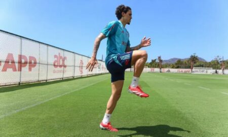 Pedro faz trabalho individual no CT do Flamengo