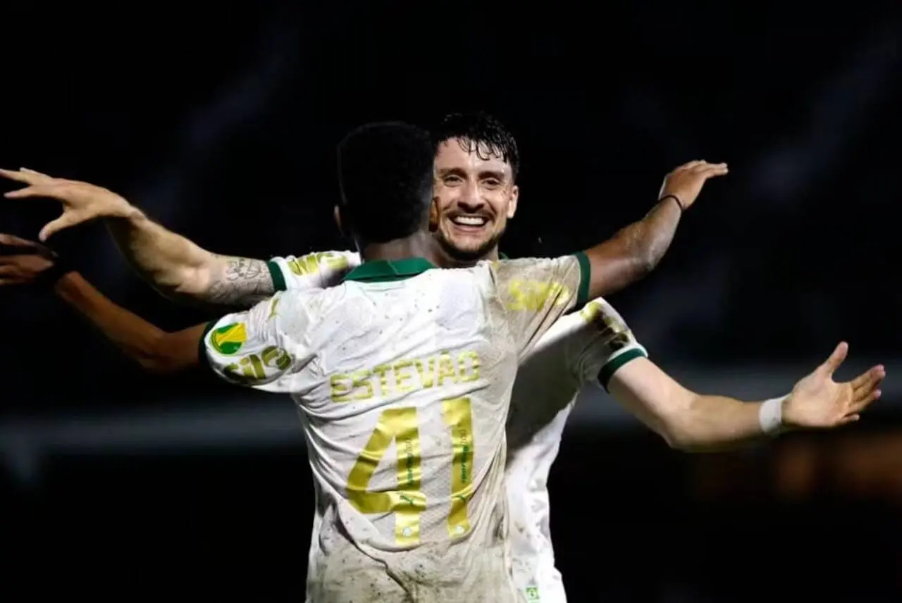 Piquerez comemora gol com Estêvão em Guarani x Palmeiras