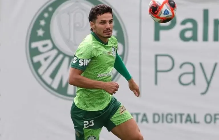 Raphael Veiga durante treino do Palmeiras