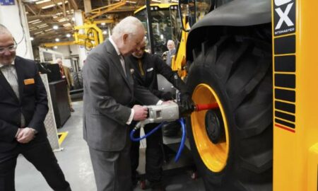 Rei Visita JCB e Tower Brewery em Staffordshire em 2025