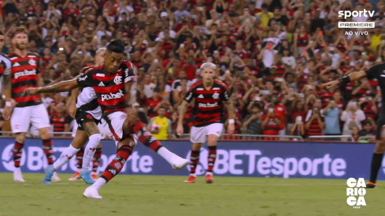 Flamengo sai na frente contra o Vasco com gol de pênalti de Bruno Henrique e VAR anula gol de Plata no primeiro tempo do clássico no Maracanã