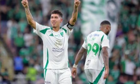 Roberto Firmino, procurado pelo Fluminense, comemorando gol pelo Al-Ahli