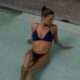 Sasha Meneghel na piscina