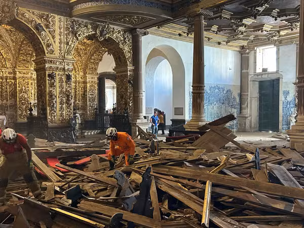 Teto da Igreja de São Francisco desaba em Salvador