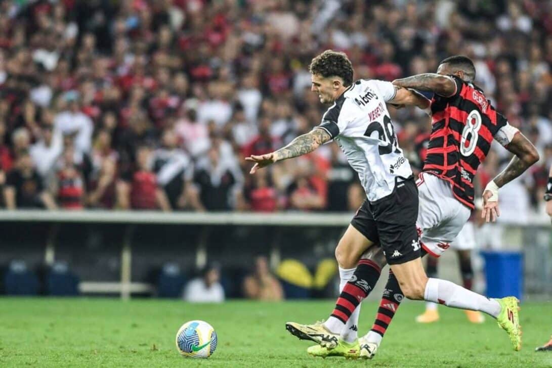 Vegetti do Vasco disputa bola com Gerson do Flamengo