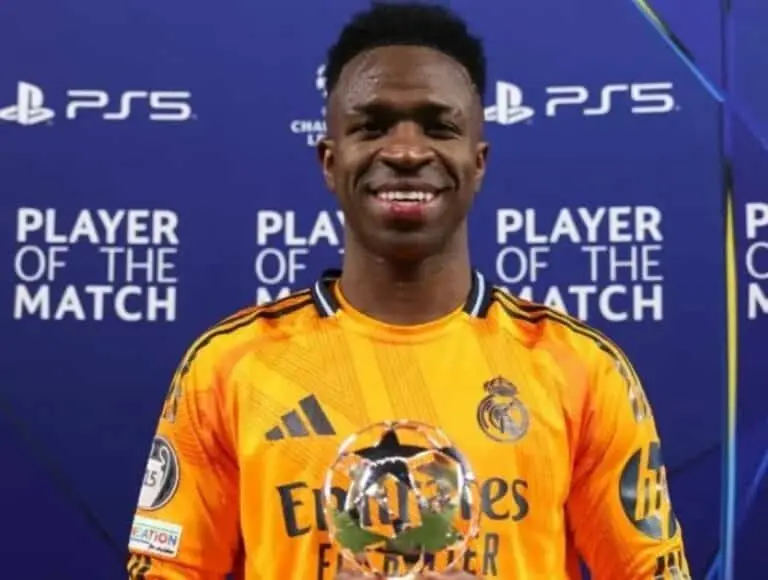 Vini Jr. posa com o torféu de melhor jogador em campo em Manchester City x Real Madrid