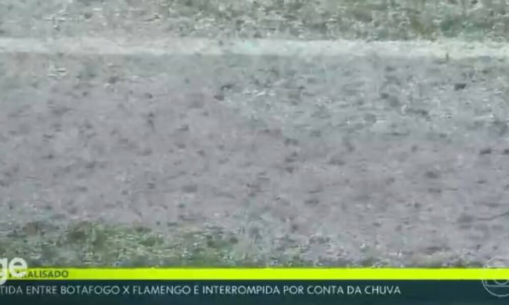 Jogo entre Botafogo e Flamengo suspenso devido às fortes chuvas no Mangueirão; campo alagado