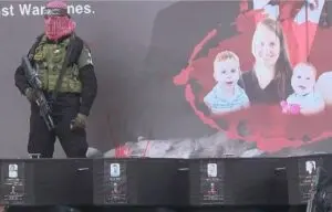 Hamas entrega corpos de bebê, criança, mãe e idoso em caixões pretos para Israel