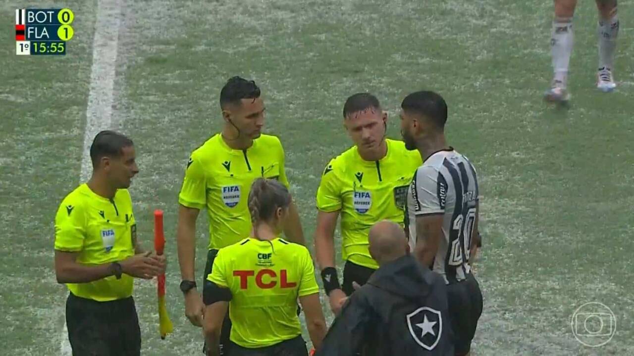 Jogo entre Botafogo x Flamengo paralisado devido à forte chuva no Mangueirão