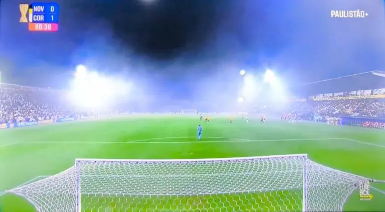 Torcida do Corinthians protesta, interrompe jogo contra Novorizontino e paralisa segundo tempo