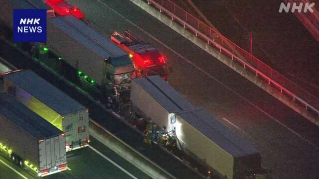東京港区赤坂の幹線道路で22日夜に発生した乗用車やタクシー含む6台の車両が絡む大規模衝突事故で運転手ら6名が負傷しそのうち1名が意識不明の重体と警視庁が明らかに