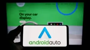 Google은 인공 지능과 수백만 대의 차량을 위한 새로운 대시보드를 통해 Android Auto를 혁신합니다.