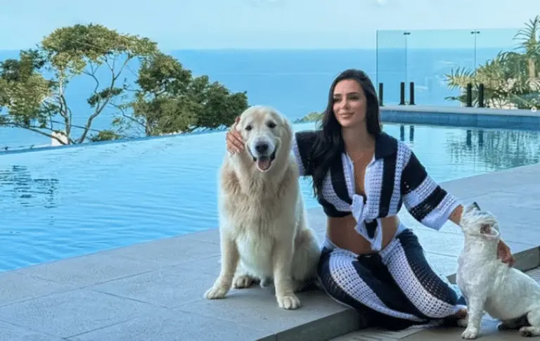 Bruna Biancardi em piscina