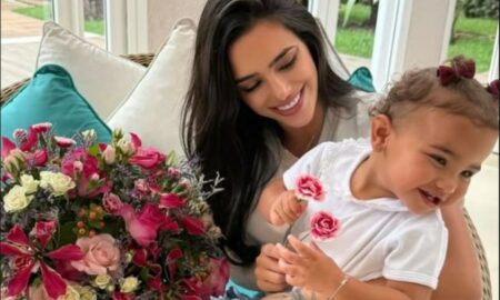 Bruna e Mavie recebem flores de Neymar