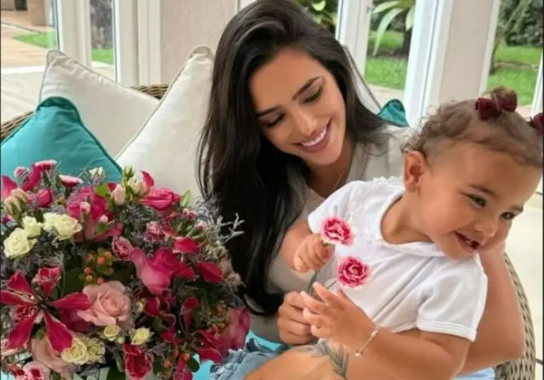 Bruna e Mavie recebem flores de Neymar