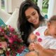 Bruna e Mavie recebem flores de Neymar