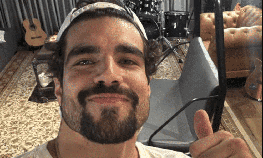 Caio Castro agita Carnaval com paquera nas ruas do Leblon