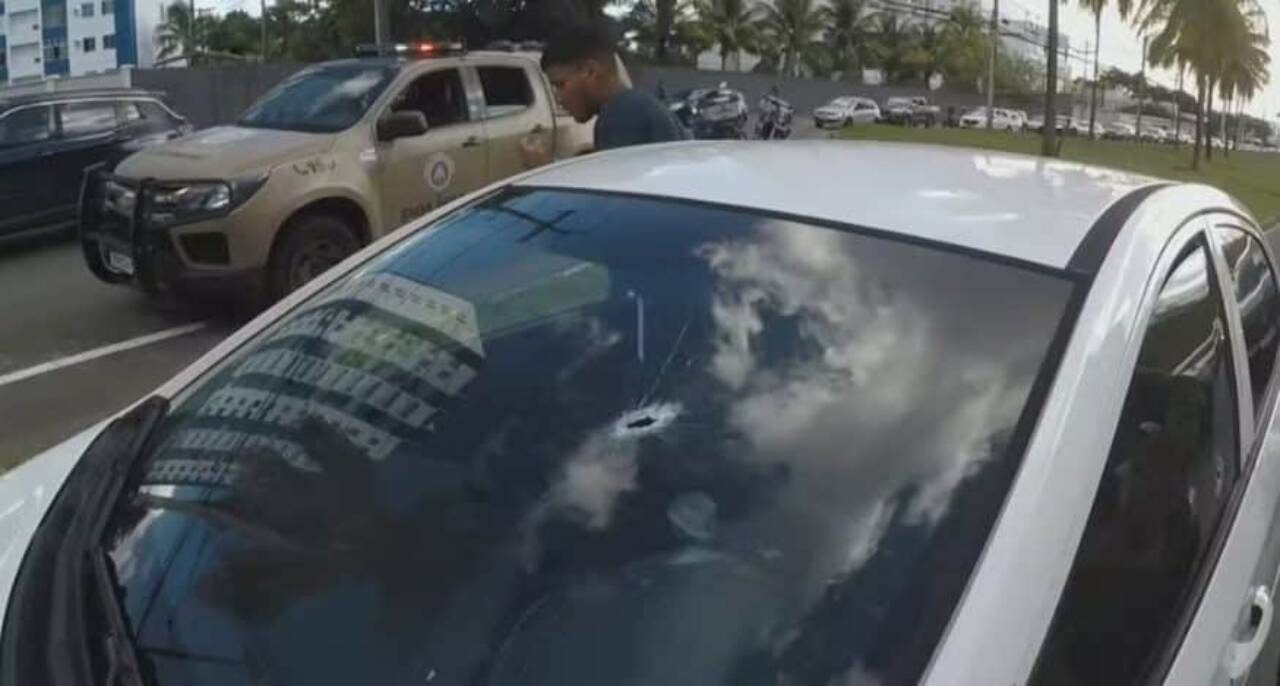 Carro é atingido durante a troca de tiros