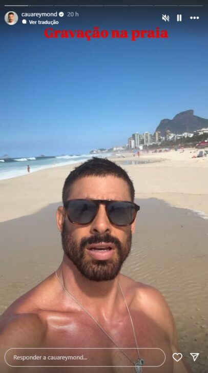 Cauã Reymond em gravação na praia
